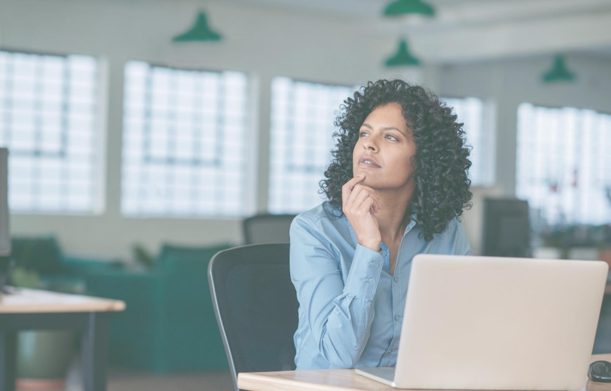 Espacio de trabajo profesional con estrategias digitales